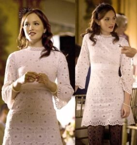 Blair Waldorf usando vestido branco de renda com manga flare em evento formal na série Gossip Girl.