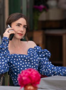 Imagem preta de espaço reservado para Lily Collins e Camille Razat em "Emily em Paris".
