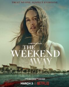 Pôster de "The Weekend Away" com Leighton Meester. Ela olha intensamente, sobre paisagem costeira com água manchada de vermelho.